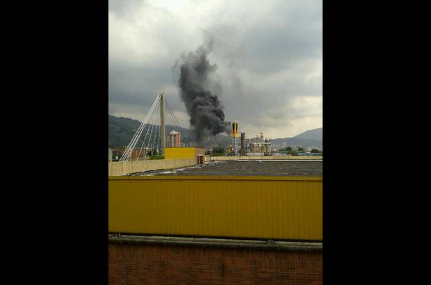 FOTO CORTES&#205;A - Desde diferentes puntos del sur del &#225;rea metropolitana se report&#243; la aparici&#243;n de una columna de humo que sal&#237;a de las instalaciones de Peldar. La empresa inform&#243; que se trata de un trabajo de mantenimiento.