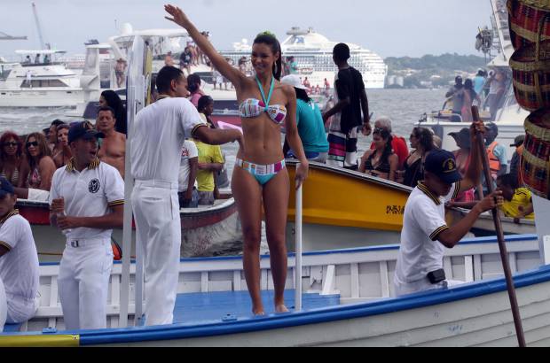 Manuel Saldarriaga, enviado especial Cartagena - Bajo un sol radiante se cumpli&#243; este s&#225;bado el tradicional Desfile de Balleneras por la Bah&#237;a de Cartagena, en uno de los actos m&#225;s esperados por la oportunidad que se tiene de mirar en vestido de ba&#241;o a las aspirantes a Se&#241;orita Colombia.