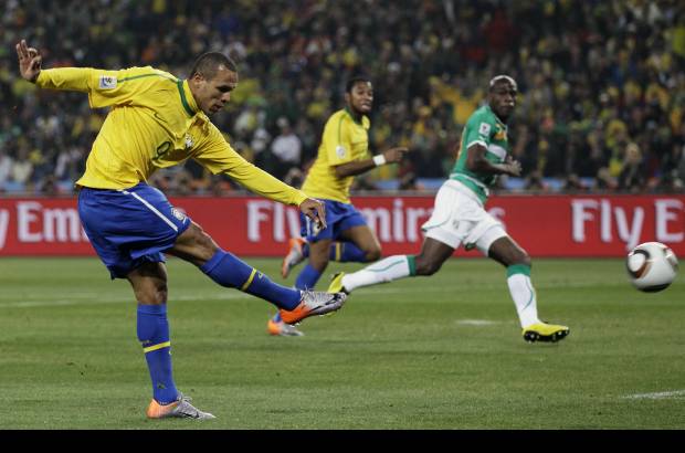 AP - Brasil mostr&#243; este domingo sus verdaderos colores en la Copa del Mundo, luego de vencer 3-1 a Costa de Marfil por el Grupo G con goles de Luis Fabiano y Elano, asegur&#225;ndose un lugar en los octavos de final del torneo.