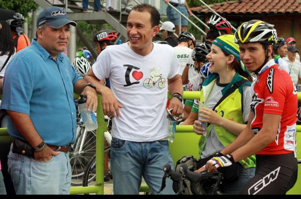 Manuel Saldarriaga - Marlon P&#233;rez (GW-Shimano, camiseta blanca) ganador de cinco etapas en el reciente Cl&#225;sico RCN, se apareci&#243; en la salida del criterio, para ver la actuaci&#243;n de su pupilo Jader Betancur, un muchacho de 18 a&#241;os, nacido en T&#225;mesis. El moreno de ojos claros gan&#243; hace poco la Cl&#225;sica de San Rafael y tiene su tumbao.