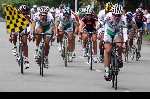 Manuel Saldarriaga - La felicidad al ver la bandera a cuadros y alcanzar el primer lugar.