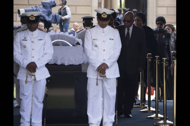 AP - Honores para Nelson Mandela de parte del actual presidente Jacob Zuma, detr&#225;s de &#233;l est&#225; Gra&#231;a Machel, viuda de Mandela y a la derecha, Winnie Madikizela Mandela, ex esposa de Nelson Mandela.