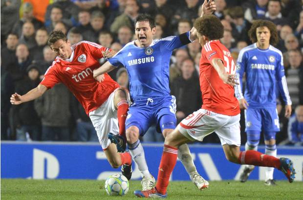 Reuters - Chelsea super&#243; hoy en Stamford Bridge al Benfica por 2-1 y logr&#243; el pase a las semifinales de la Liga de Campeones.