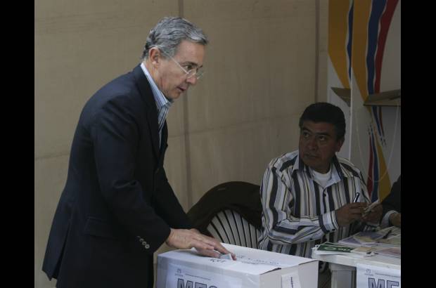 AP - El mandatario, junto a su esposa Lina Moreno de Uribe y su hijo Jer�nimo, deposit� su voto en la mesa n�mero 57 que est� instalada en el edificio del Parlamento.