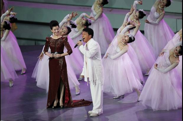 AP - Un coro de cientos de jóvenes vestidas de rosa acompañó una canción interpretada por la cantante china Song Zuying y el famoso actor Jackie Chan que dio el pistoletazo de salida al evento.