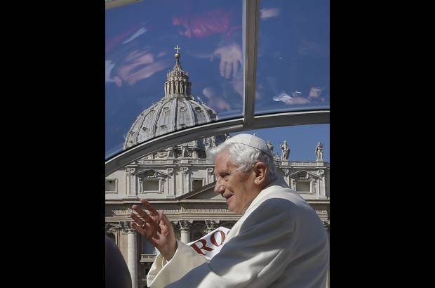 AP - Cuando el papa, abrigo y solideo blanco impoluto, ha aparecido a bordo del papamóvil, la ovación ha sido tan general...