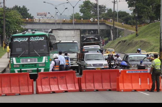 Hern&#225;n Vanegas - La congesti&#243;n vehicular fue monumental. En sentido norte-sur la v&#237;a se cerr&#243; a la altura de la calle 104(Zen&#250;). En el sentido contrario se hizo desde la Terminal del Norte. Se recomienda utilizar como v&#237;as alternas la carrera 65 y 67, y la avenida Regional.