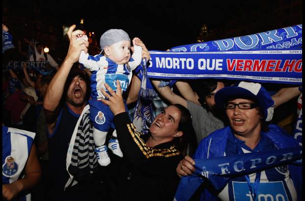 Reuters - En Portugal celebran los hinchas del Porto.