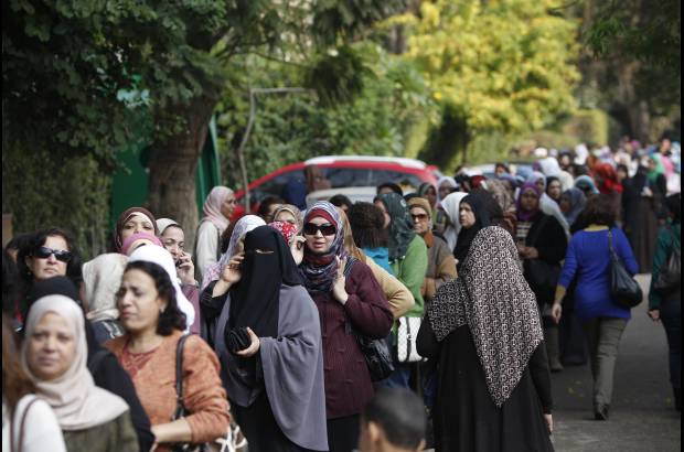 AP - Los egipcios esperaron con paciencia en largas colas durante horas para poder votar en los que se presentaban como los primeros comicios libres del pa&#237;s, tras la renuncia del expresidente Hosni Mubarak en febrero pasado.