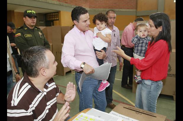 Agencias - An&#237;bal Gaviria, alcalde de Medell&#237;n, deposit&#243; su voto en la ma&#241;ana de este domingo en la Instituci&#243;n Educativa Inem.
