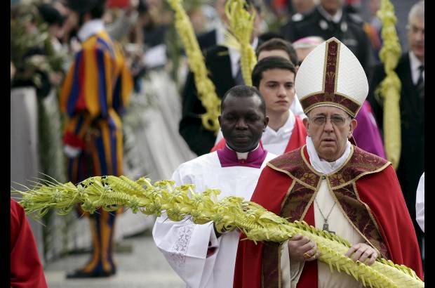 Reuters - Cientos de fieles se reunieron en la Plaza de San Pedro en el Vaticano para ver el primer Domingo de Ramos del Papa Francisco.
