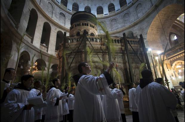 Reuters - Cl&#233;rigos cat&#243;licos durante el desfile de Domingo de Ramos en la Iglesia del Santo Sepulcro en la Ciudad Vieja de Jerusal&#233;n