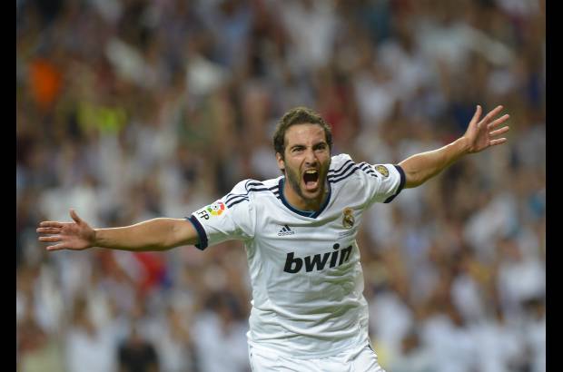Reuters - El Madrid disput&#243; una magn&#237;fica primera parte en su estadio Santiago Bernab&#233;u, arrollando a un desconocido Barcelona. El argentino Higua&#237;n abri&#243; el marcador a los nueve minutos y Cristiano puso el segundo a los 18.