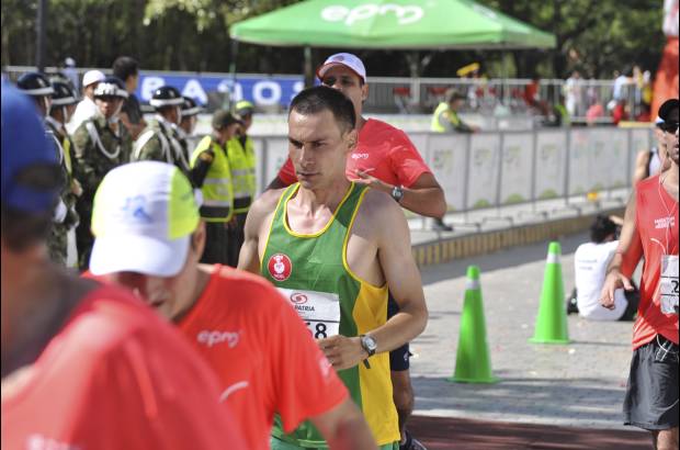 Esteban Jaramillo y Sebasti&#225;n Salazar - M&#225;s de 10 mil competidores se dieron cita en esta hist&#243;rica cita deportiva que se corr&#237;a en las modalidades de 5, 10, 21 y 42 kil&#243;metros.