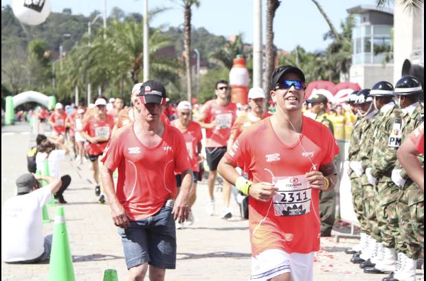 Esteban Jaramillo y Sebasti&#225;n Salazar - M&#225;s de 10 mil competidores se dieron cita en esta hist&#243;rica cita deportiva que se corr&#237;a en las modalidades de 5, 10, 21 y 42 kil&#243;metros.