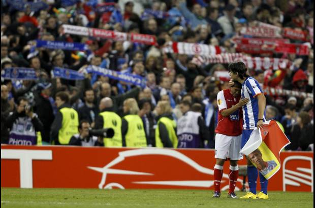 Reuters - Mucha camaradería entre ambos clubes y entre las hinchadas durante el compromiso.