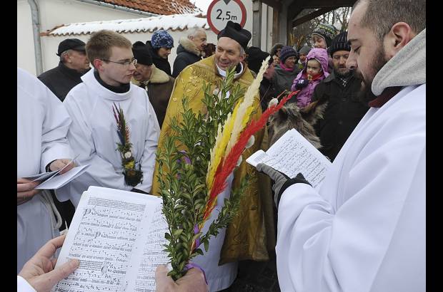 AP - Sacerdotes en Varsovia, Polonia, preparan los cantos para la procesi&#243;n de Domingo de Ramos.