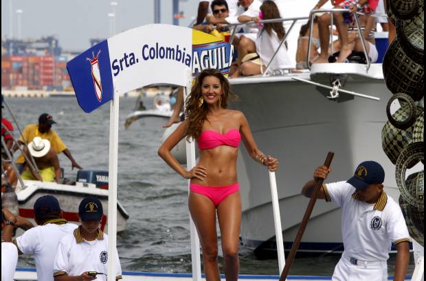 Colprensa - En este tradicional evento, las candidatas recorrieron la bahía de Cartagena, acompañadas de los cadetes de la Escuela Naval. La cita final fue en el Club Naval, donde las candidatas desfilaron en un acto de carácter benéfico para la Acción Social Naval.