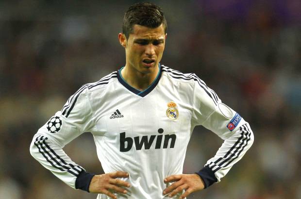 REUTERS - El f&#250;tbol volvi&#243; a castigar al Real Madrid, por tercer a&#241;o consecutivo eliminado a las puertas de la final de la Liga de Campeones.