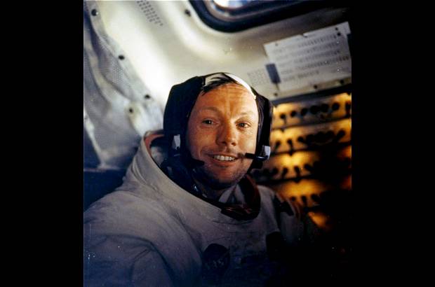 AP - Esta es la imagen que se tom&#243; a Neil Armstrong minutos antes de partir hacia la Luna como parte de la misi&#243;n Apolo 11.