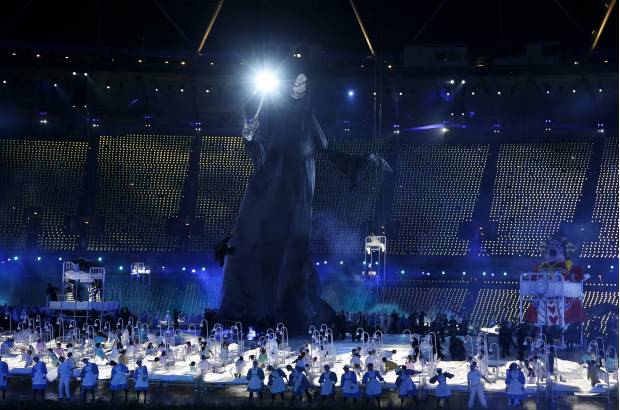 Reuters - Unos 60.000 espectadores abarrotaron el moderno estadio Ol&#237;mpico, construido en lo que fue un &#225;rea deprimida del este de la ciudad, y m&#225;s de 1.000 millones de personas sintonizaron en todo el mundo una fiesta de tres horas de duraci&#243;n.