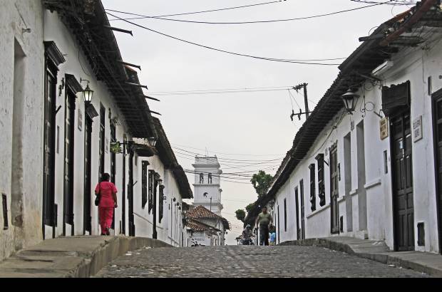 Juan Fernando Cano - Las calles empedradas de Girón, Santander, su arquitectura colonial y los caserones pintados de blanco son vestigios que se han quedado suspendidos en el tiempo.