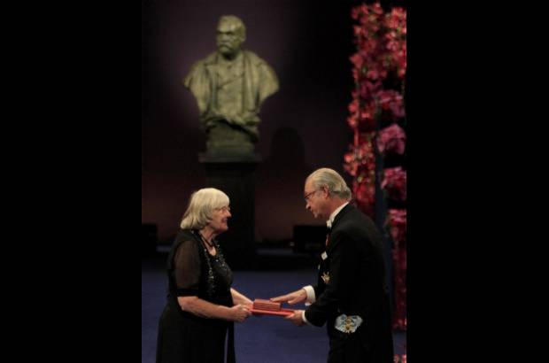 Reuters - Ruth Fowler Edwards recibi&#243; el Premio Nobel de Fisiolog&#237;a o Medicina en nombre de su esposo Robert G. Edwards