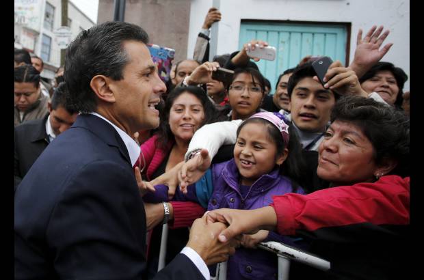 Reuters - Pe&#241;a Nieto, que representa al Partido Revolucionario Institucional (PRI) y al Partido Verde Ecologista de M&#233;xico (PVEM), lleg&#243; a depositar su voto hacia las 11:30 a.m.