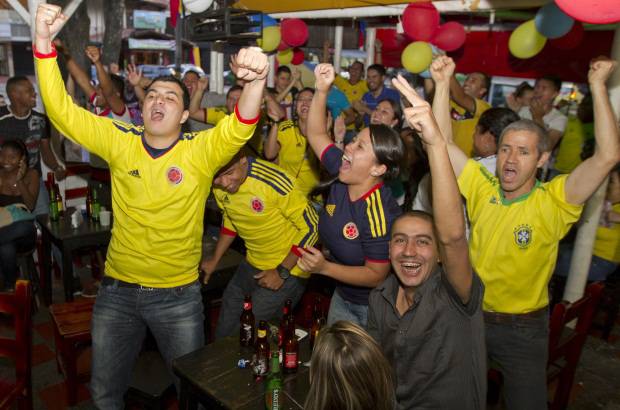 Esteban Vanegas - Habitantes de Medell&#237;n celebraron la clasificaci&#243;n de Colombia al Mundial de F&#250;tbol de Brasil 2014.