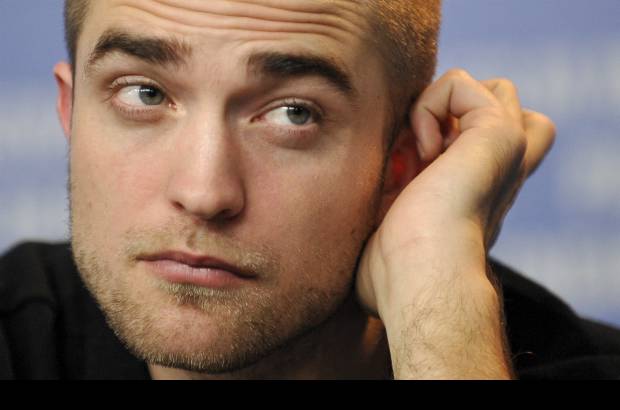 Reuters - El actor Robert Pattinson, quien interpreta a Edward Cullen en la saga Crep&#250;sculo, estren&#243; corte de cabello para asistir a la Berlinale en Alemania.