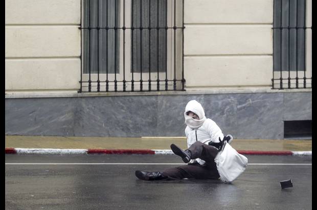 Reuters - Se debe &quot;evitar la circulaci&#243;n innecesaria de personas y veh&#237;culos durante per&#237;odos en que el viento sea muy fuerte&quot;, agrega el comunicado.