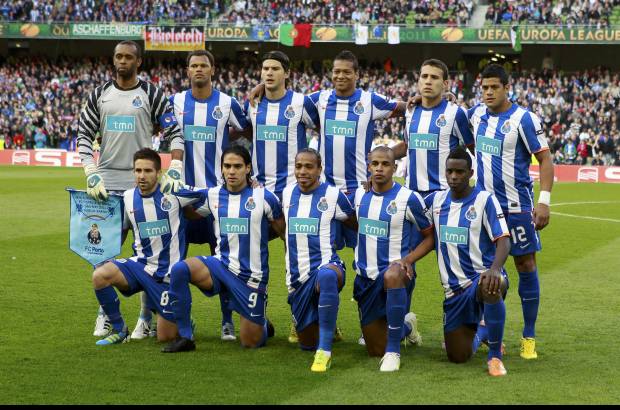 Reuters - Porto: Helton; Sapunaru, Rolando, Otamendi, Alvaro Pereira; Fredy Guarín (Belluschi, m.72), Fernando, Joao Moutinho; Falcao, Hulk y Varela (James Rodríguez, m.79).