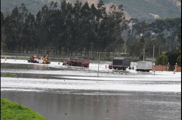 - Los conductores en Bogot&#225; que transitan por el kil&#243;metro 7 de la autopista norte de v&#237;a Ch&#237;a afrontan el riesgo de quedar atrapados en las aguas.