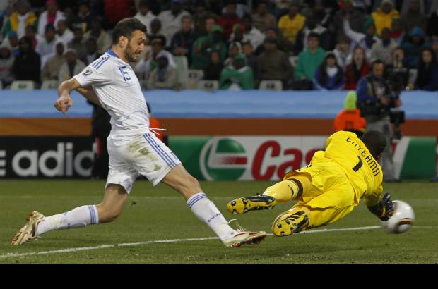 AP - Los campeones de la Eurocopa 2004 capitalizaron el jugar con superioridad numérica desde los 33 minutos para darle la vuelta al marcador. Vassilis Torosidis y Dimitris Salpingidis (foto) convirtieron los goles del triunfo griego.