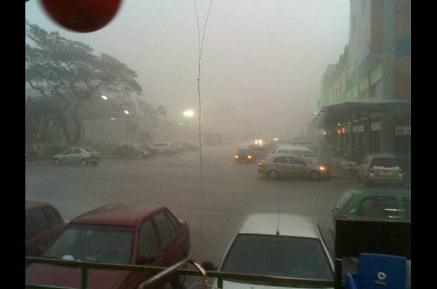 Cortesía Mauricio Llano - La intensa lluvia, acompañada de granizo y fuertes vientos, paralizó las principales vías de Medellín y parte del Área Metropolitana. Por fortuna, no hubo personas lesionadas.