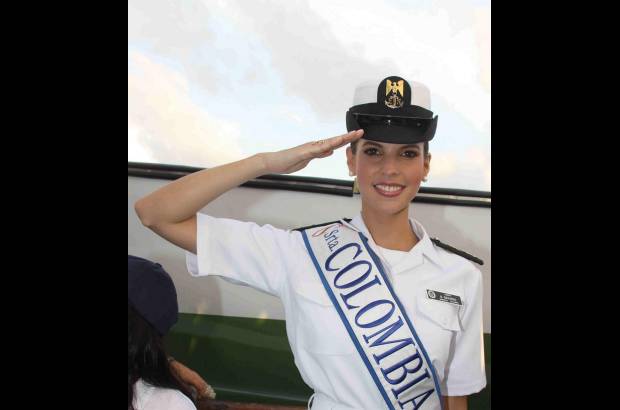 Colprensa - En el Gloria, el buque insignia de la Armada Nacional, las 24 candidatas y la actual Señorita Colombia, Natalia Navarro, compartieron un tiempo especial con los niños beneficiados con el programa de Postobon, Red Juntos de Agua Oasis.