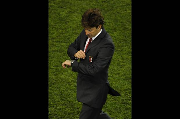 Reuters - El entrenador del Sporting de Braga, Domingos Paciencia, se lamentó de la actuación arbitral del español Carlos Velasco Carballo en la final. "Fue también una pena por el árbitro que podría haber dejado al Porto con uno menos en el 75", comentó.