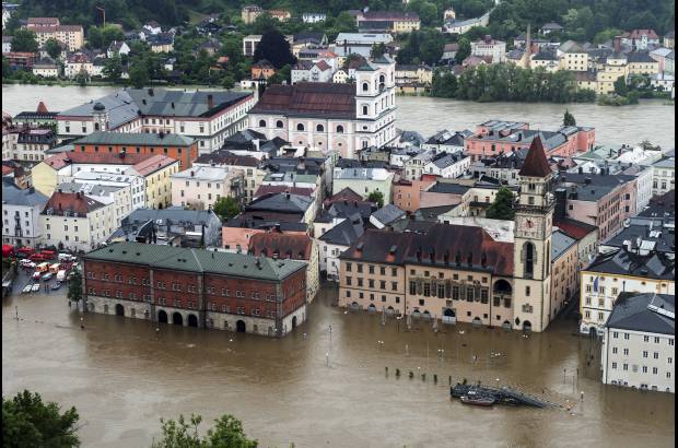 AP - La antigua ciudad de Passau inundada por el r&#237;o Danubio.