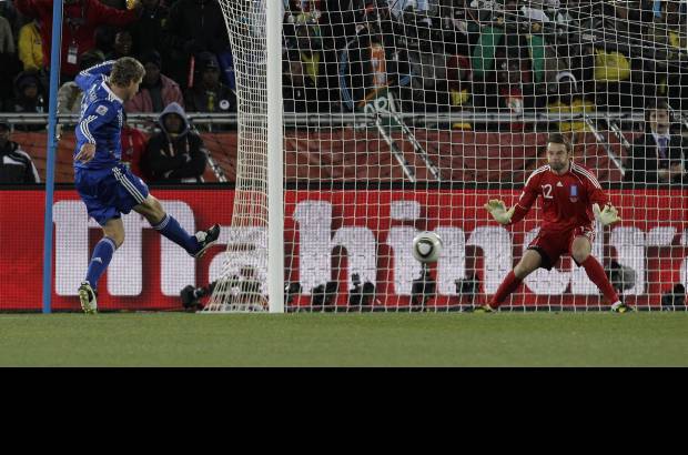 AP - Martín Demichelis a los 77 y Palermo (foto) a los 89 marcaron los goles de Argentina en este partido por el Grupo B, en el que terminó a la cabeza con el ideal de nueve puntos.