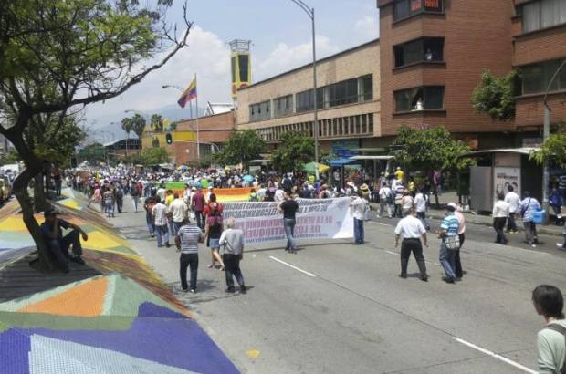 Cortes&#237;a - Las personas marchan con pancartas y hacen cantos por la paz.