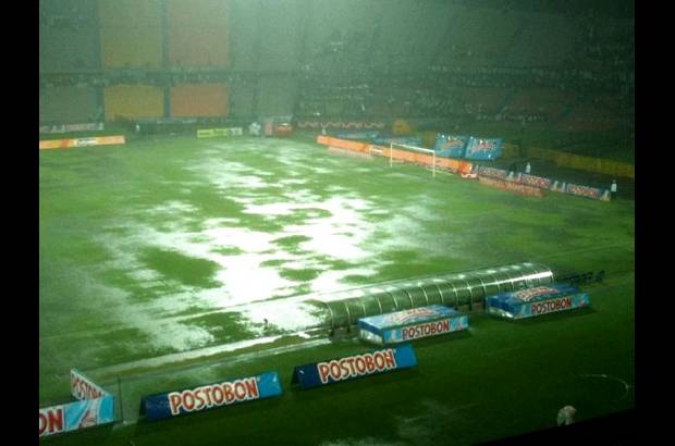 Cortesía David Escobar - En una laguna quedó convertida la cancha del Atanasio Girardot el sábado en la noche. Faltando 22 minutos para el final del encuentro hubo que suspender por el intenso aguacero.