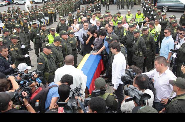 Hernán Vanegas - Familiares, compañeros, amigos y medios de comunicación acompañaron los restos mortales del oriundo de Popayán.