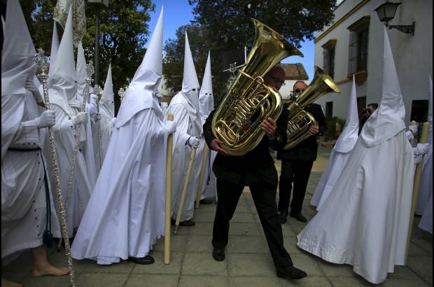 Reuters - Cofrad&#237;a durante el inicio de la Semana Santa en la capital andaluza de Sevilla, sur de Espa&#241;a.