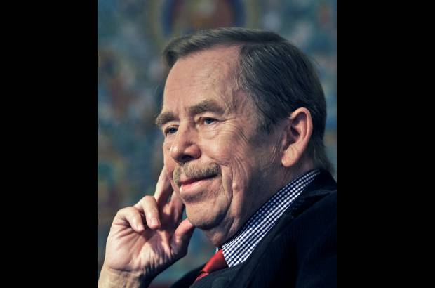 Reuters - Muestras de afecto se sucedieron en la capital, donde millares de personas depositaron velas y otros recordatorios junto a la estatua ecuestre del patrón, San Wenceslao, en cuyo pedestal colgaban fotos de Havel.