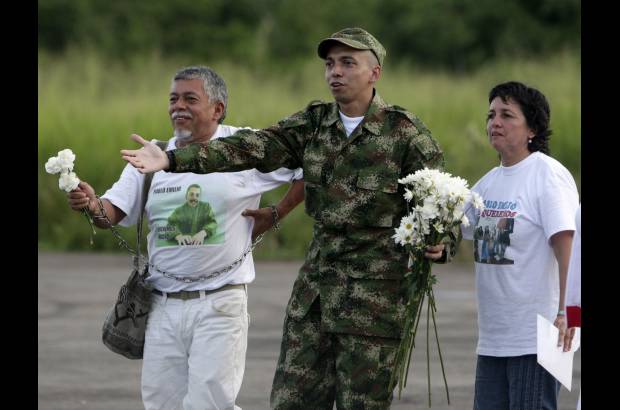 Reuters - A las 5:40 p.m. de este martes, aterriz&#243; el helic&#243;ptero del Ej&#233;rcito brasile&#241;o que trajo de vuelta de la selva al sargento Pablo Emilio Moncayo. Termin&#243; la larga pesadilla del secuestro.