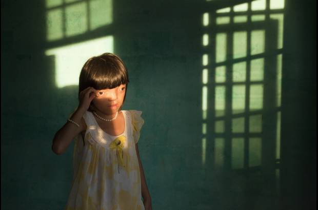 AP - En Temas Contemporáneos fue destacado Ed Kashi, de Estados Unidos, con una imagen que muestra Nguyen Thi Ly, de 9 años, quien sufre de discapacidad del Agente Naranja, en Da Nang, Vietnam.