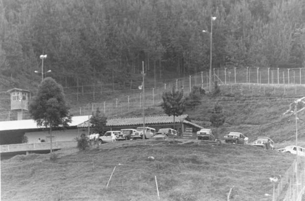 FOTO ARCHIVO EL COLOMBIANO - El 19 de junio de 1991, tras una anunciada negociaci&#243;n, Pablo Escobar se entrega a las autoridades colombianas para ser recluido en La Catedral; la c&#225;rcel llena de lujos construida por el mismo capo, que eran disfrutados a placer por &#233;l y sus sicarios.