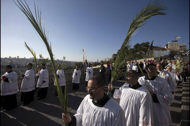 Reuters - Los miembros del clero cat&#243;lico durante la procesi&#243;n de Domingo de Ramos en el Monte de los Olivos en Jerusal&#233;n.