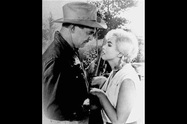 AP - Clark Gable y Marilyn Monroe posan para una escena en The Misfits, que resultar&#237;a ser la &#250;ltima pel&#237;cula para ambos en 1961.