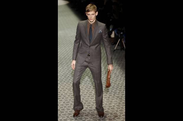 AP - En clara contra-tendencia a lo visto hasta ahora en la Semana de la Moda Masculina de Mil&#225;n, la firma italiana Gucci dio la campanada al desvelar que, para el pr&#243;ximo oto&#241;o-invierno, apuesta por la vuelta a los a&#241;os 70, con pantalones que se ensanchan -de nuevo- de rodilla para abajo.